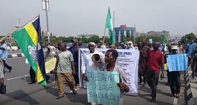 Nigeria Police retirees block Presidential Villa gate over contributory pension scheme